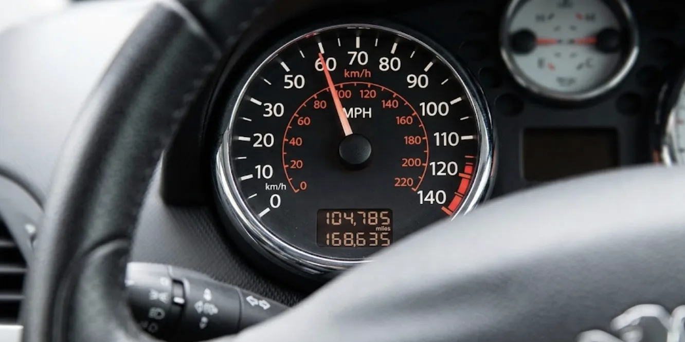 50 mph en km/h : conversion exacte et tableau complet