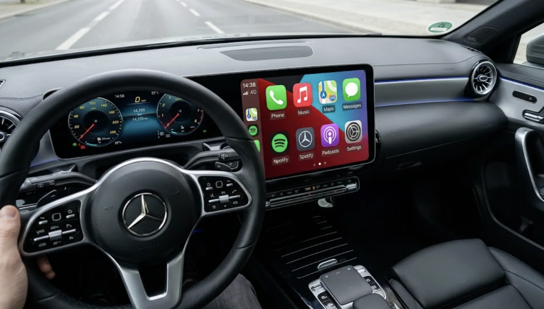 L'interface MBUX d'une Classe A 2019 affichant le menu Apple CarPlay avec les applications iOS