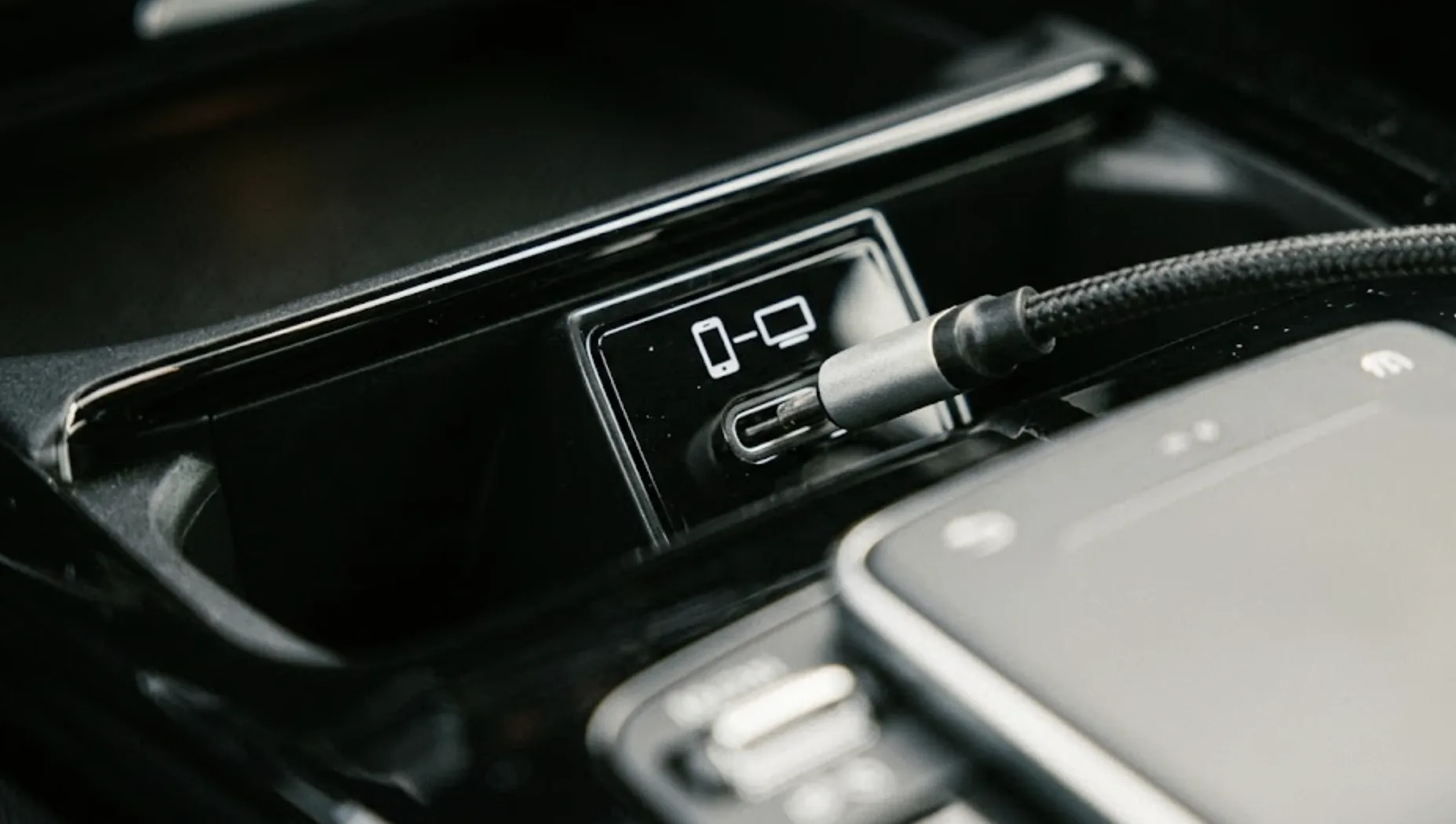 L'interface MBUX d'une Classe A 2019 affichant le menu Apple CarPlay avec les applications iOS