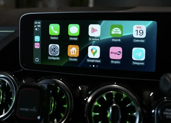 Zoom sur le port USB-C spécifique de la Mercedes Classe A avec l'icône smartphone pour CarPlay