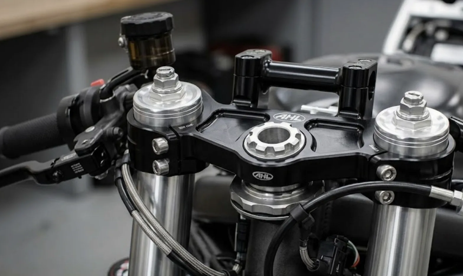 Réglage des tés de fourche pour rabaissement moto