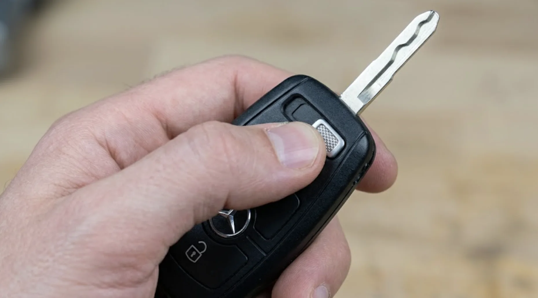 Pile Clé Mercedes Classe A : Changer en 4 Étapes (CR2025)