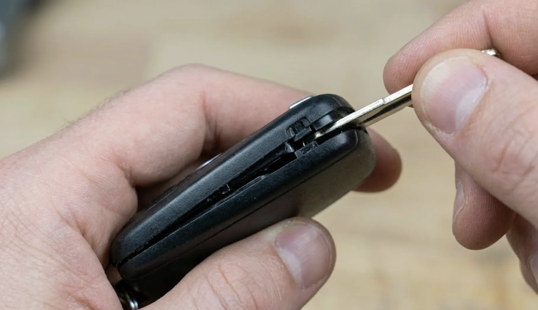 Insérer la lame dans la fente intérieure pour faire levier et ouvrir le boîtier