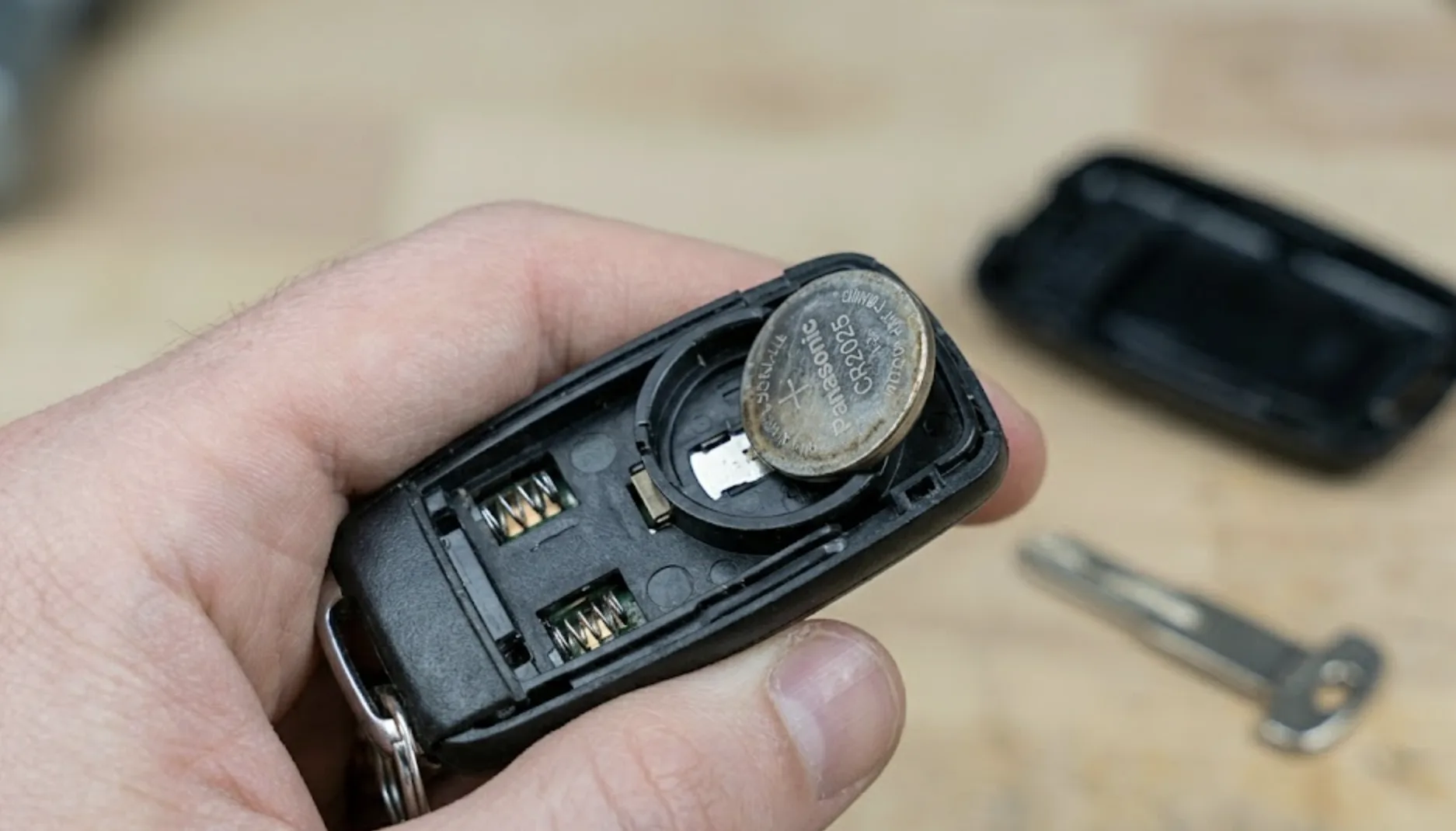 Sortir la pile CR2025 usagée du logement circulaire de la clé Mercedes Classe A