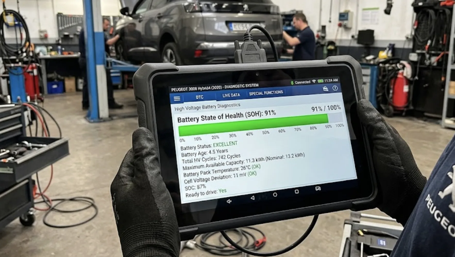 Tablette de diagnostic OBD2 affichant les données de santé d'une batterie de Peugeot 3008 Hybrid avec un SOH de 91%