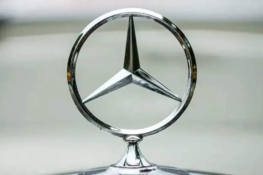 Intérieur spacieux et bien fini d'un van Mercedes Classe V, volant en cuir avec logo Mercedes, sièges confortables