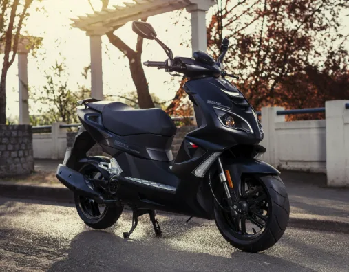 Peugeot Speedfight 4 50cc en action sur route urbaine, look sportif et agressif