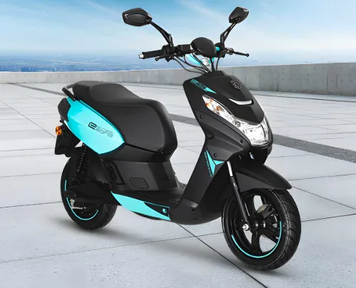 Batterie amovible du scooter électrique Peugeot e-Ludix rechargée sur prise domestique